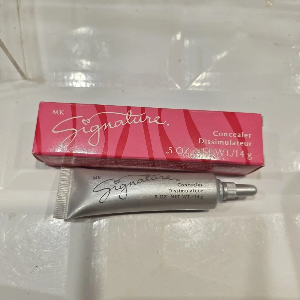 Mary Kay MK Signature Concealer LIGHT IVORY .5 oz 8300 NIB - Hard to Find Shade